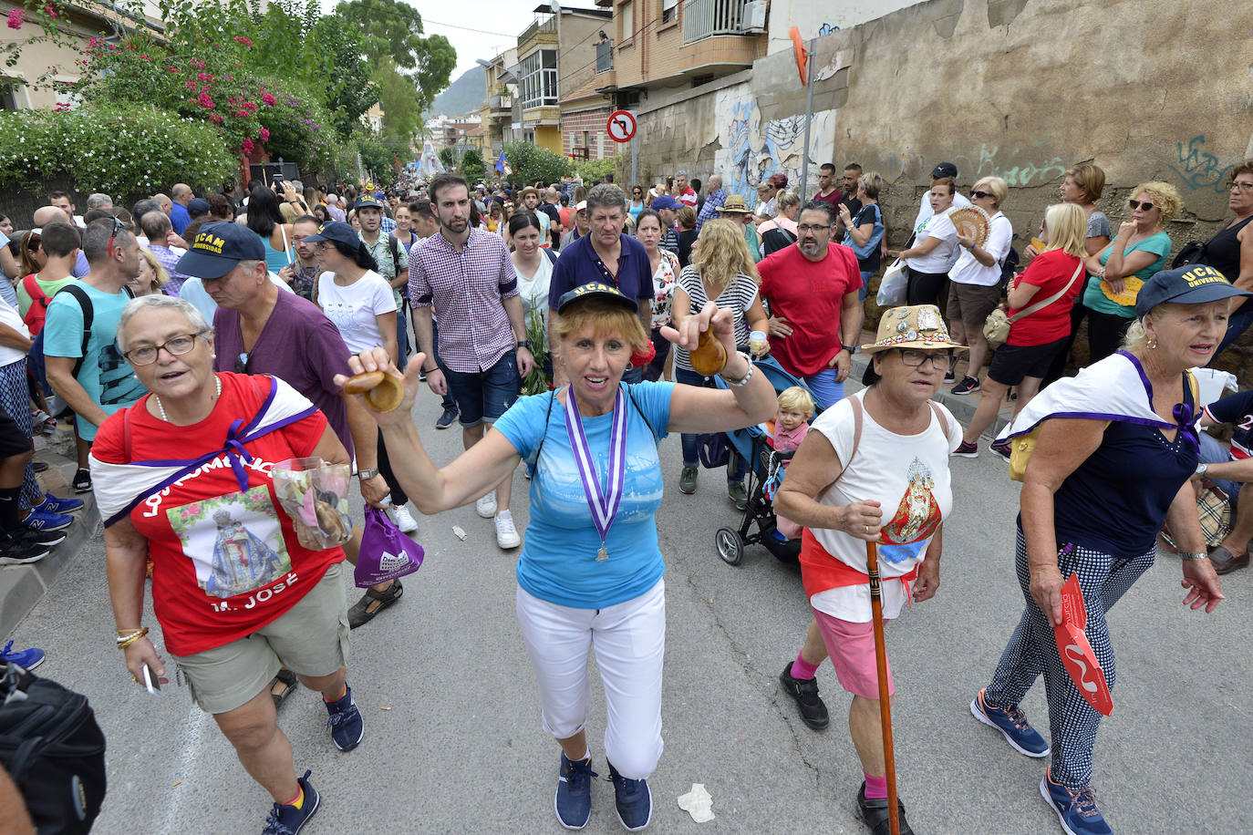 Miles de murcianos acompañan a la Virgen de la Fuensanta hasta su santuario.