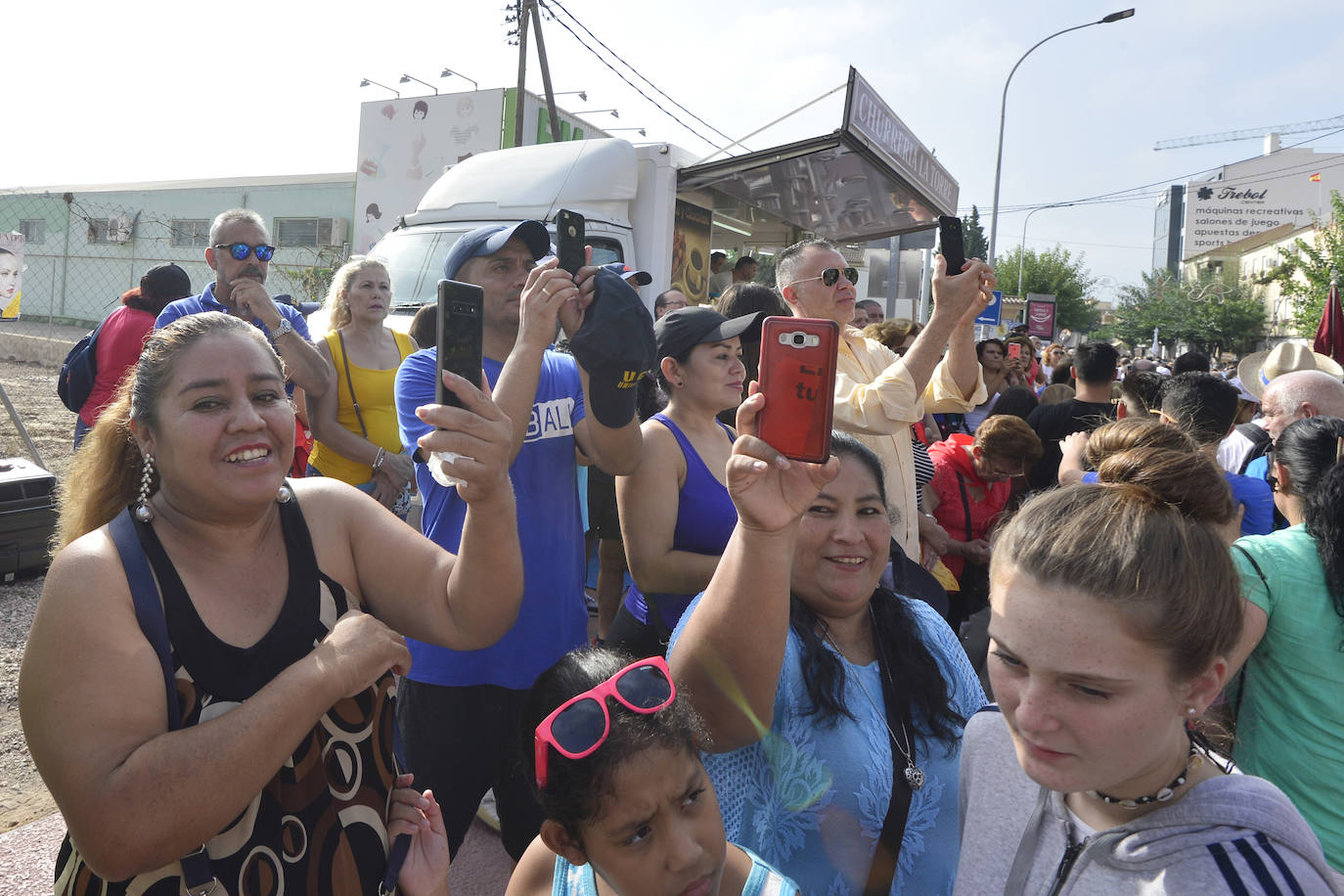 Miles de murcianos acompañan a la Virgen de la Fuensanta hasta su santuario.