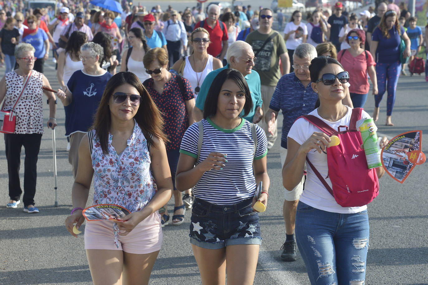 Miles de murcianos acompañan a la Virgen de la Fuensanta hasta su santuario.