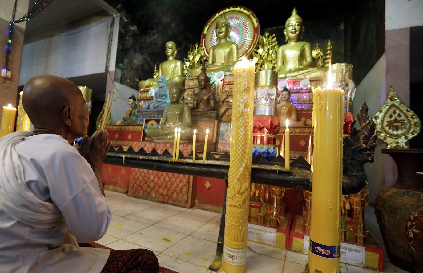 Decenas de monjes budistas almuerzan durante el tradicional festival budista de Pchum Ben en Phnom Penh (Camboya), una celebración que dura hasta el 28 de septiembre.