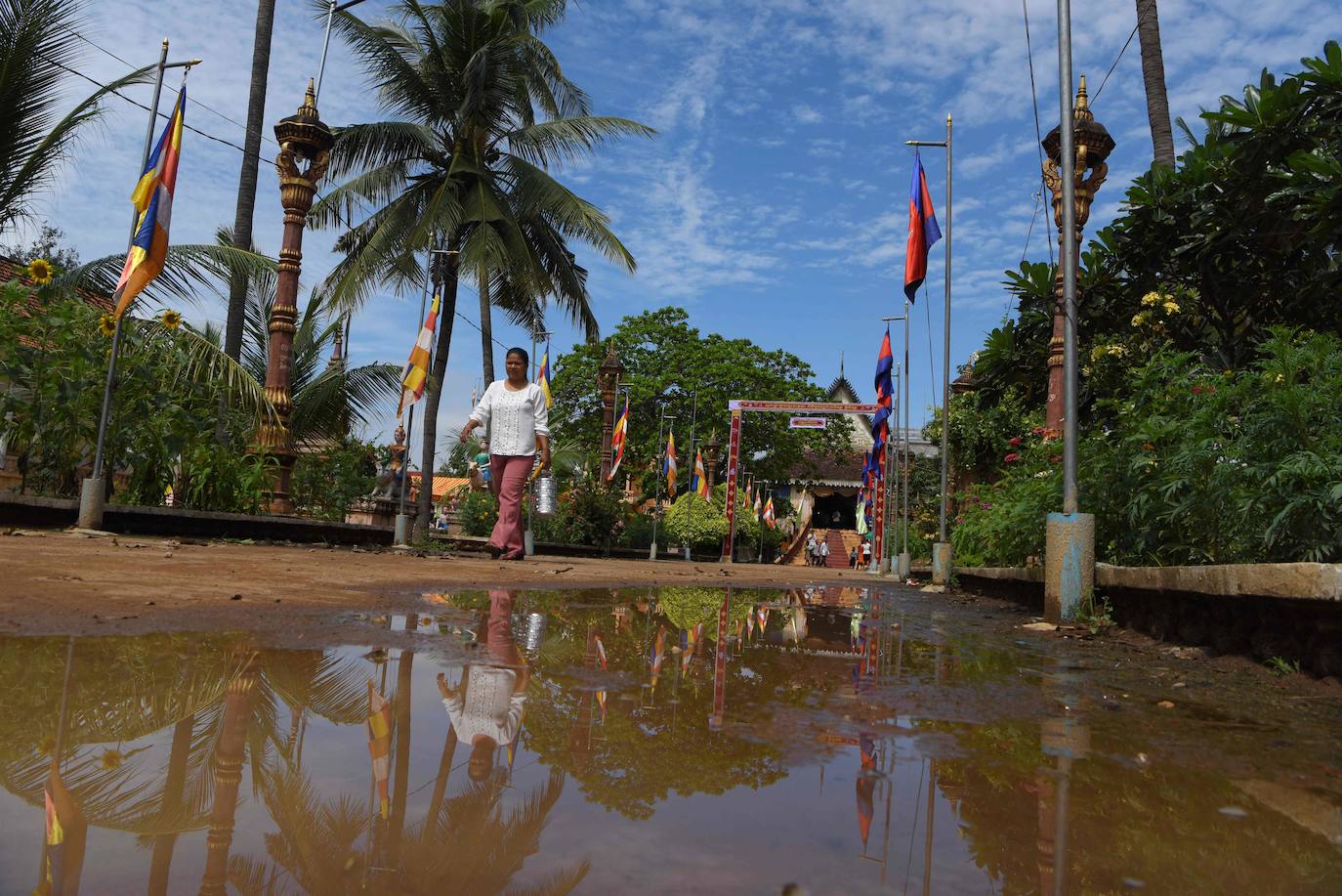 Decenas de monjes budistas almuerzan durante el tradicional festival budista de Pchum Ben en Phnom Penh (Camboya), una celebración que dura hasta el 28 de septiembre.