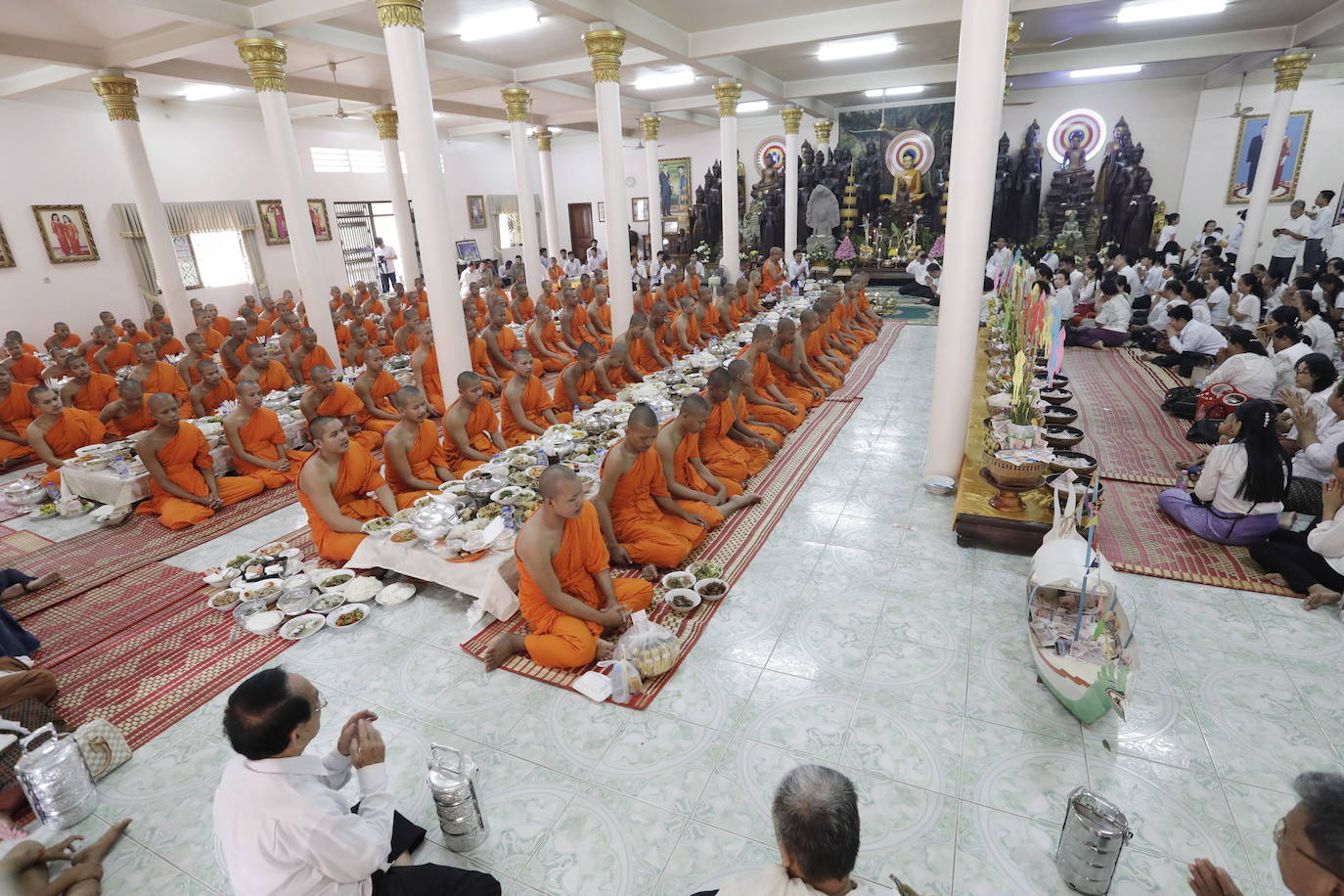 Decenas de monjes budistas almuerzan durante el tradicional festival budista de Pchum Ben en Phnom Penh (Camboya), una celebración que dura hasta el 28 de septiembre.