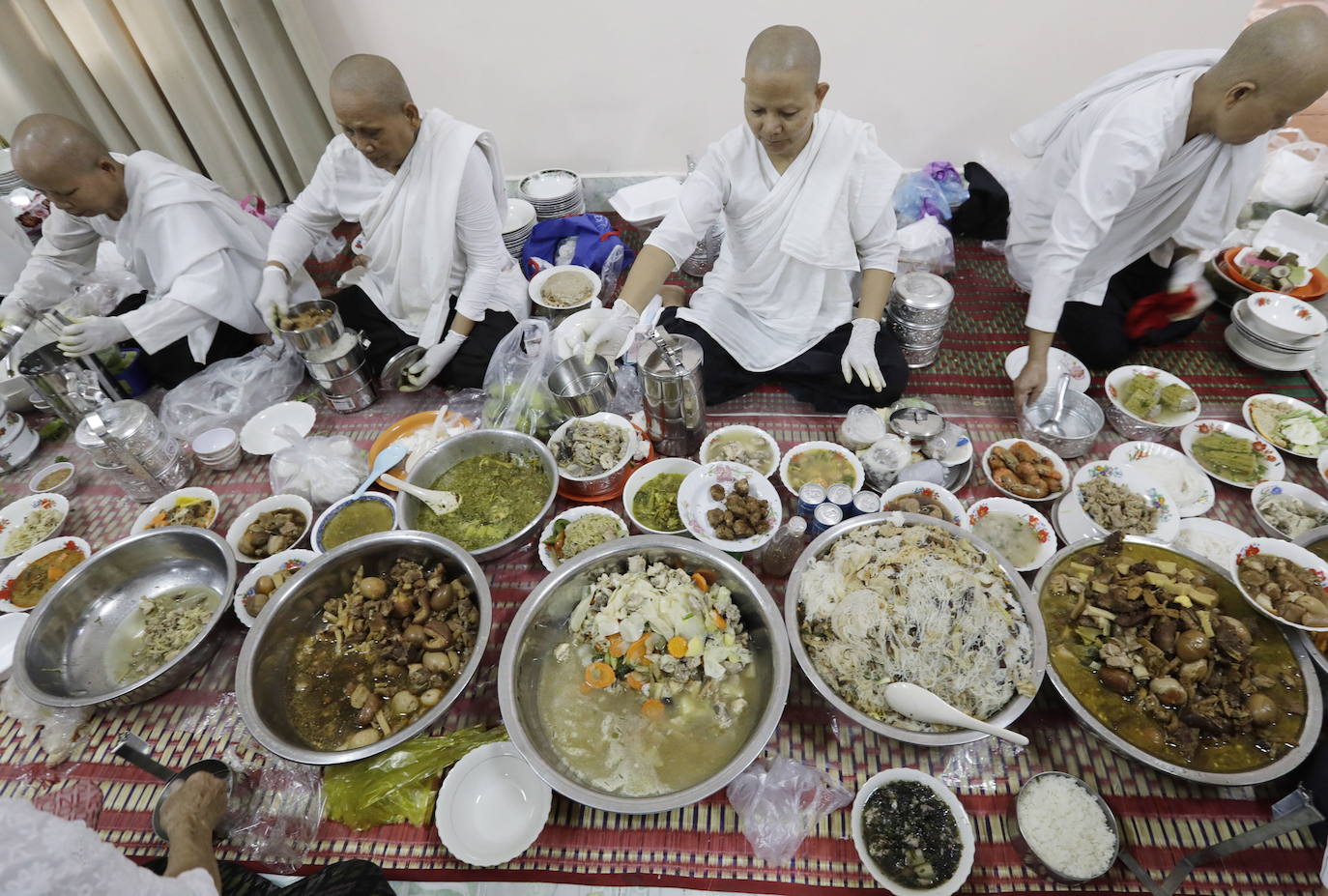 Decenas de monjes budistas almuerzan durante el tradicional festival budista de Pchum Ben en Phnom Penh (Camboya), una celebración que dura hasta el 28 de septiembre.