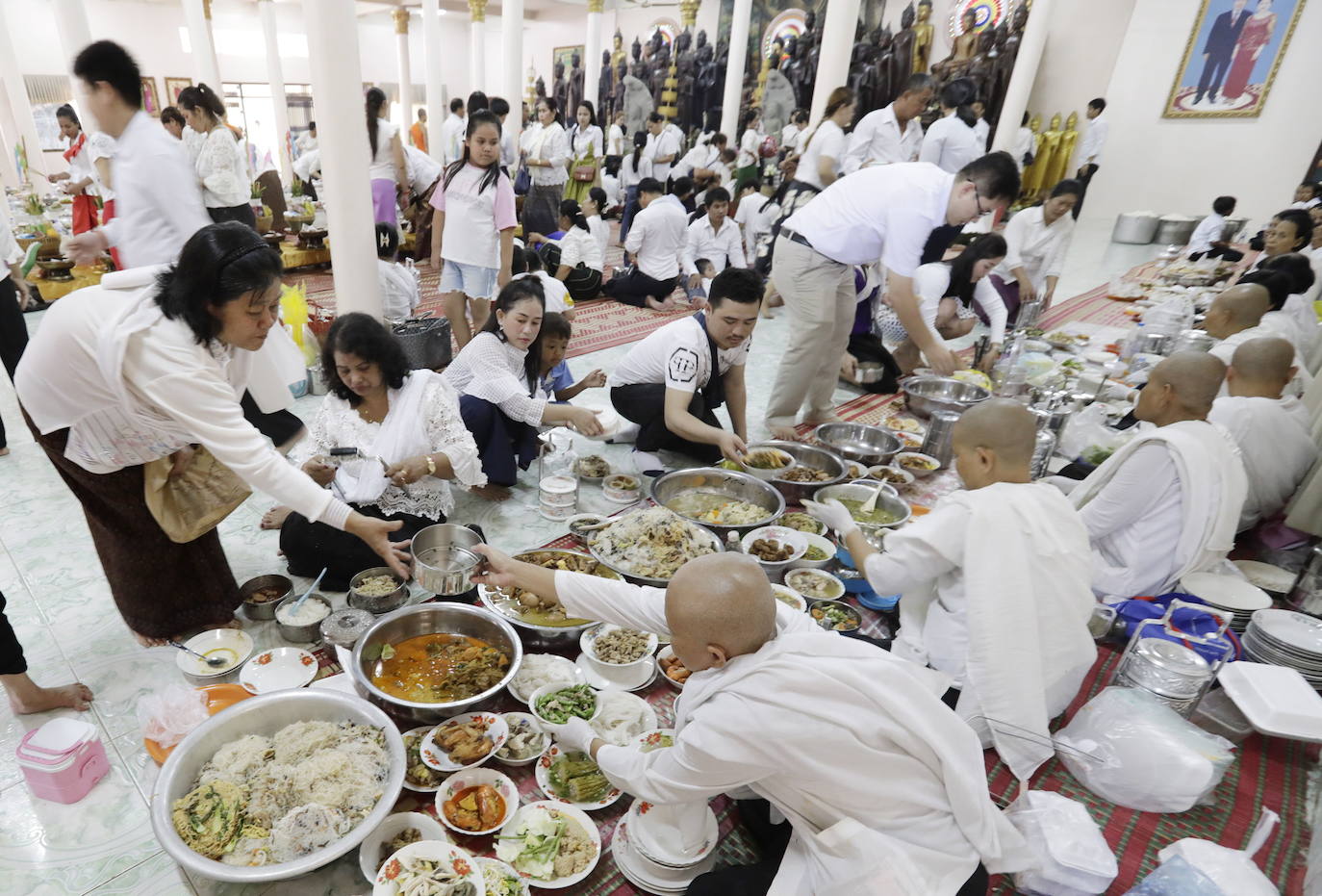 Decenas de monjes budistas almuerzan durante el tradicional festival budista de Pchum Ben en Phnom Penh (Camboya), una celebración que dura hasta el 28 de septiembre.