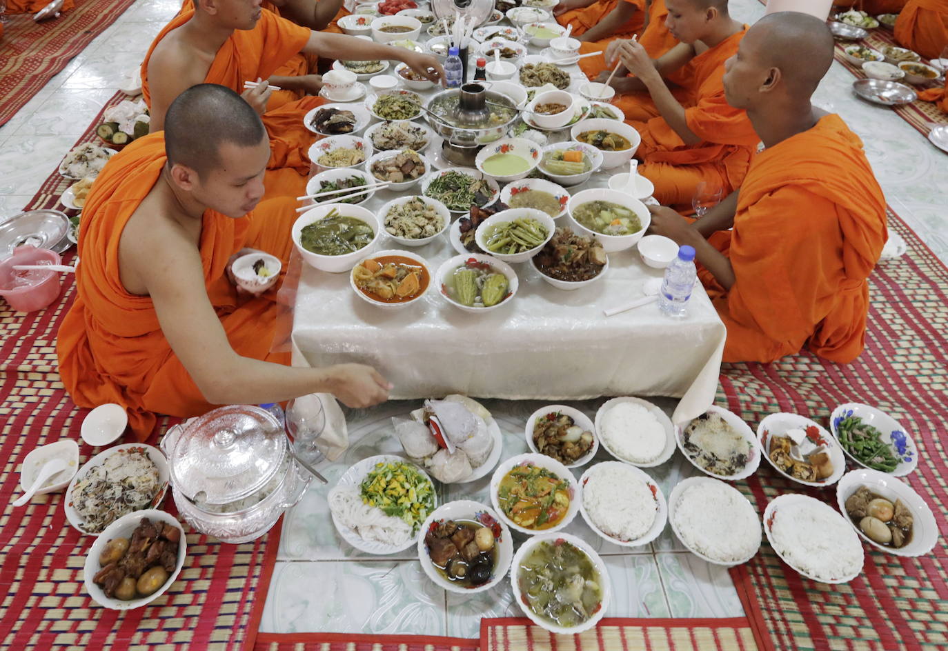 Decenas de monjes budistas almuerzan durante el tradicional festival budista de Pchum Ben en Phnom Penh (Camboya), una celebración que dura hasta el 28 de septiembre.