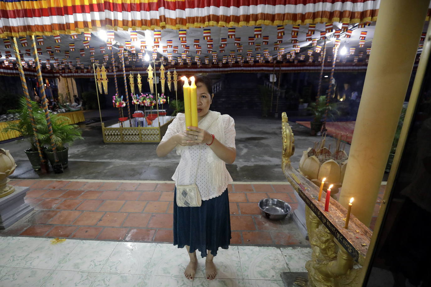 Decenas de monjes budistas almuerzan durante el tradicional festival budista de Pchum Ben en Phnom Penh (Camboya), una celebración que dura hasta el 28 de septiembre.