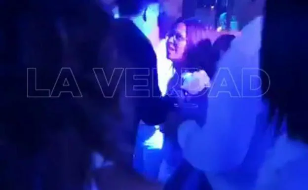 Captura del vídeo en el que se ve a Ana Belén Castejón de fiesta en pleno episodio de gota fría.