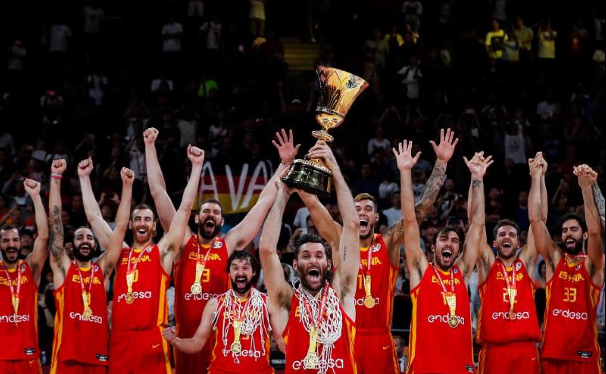 Los jugadores de la selección española levantan el título.