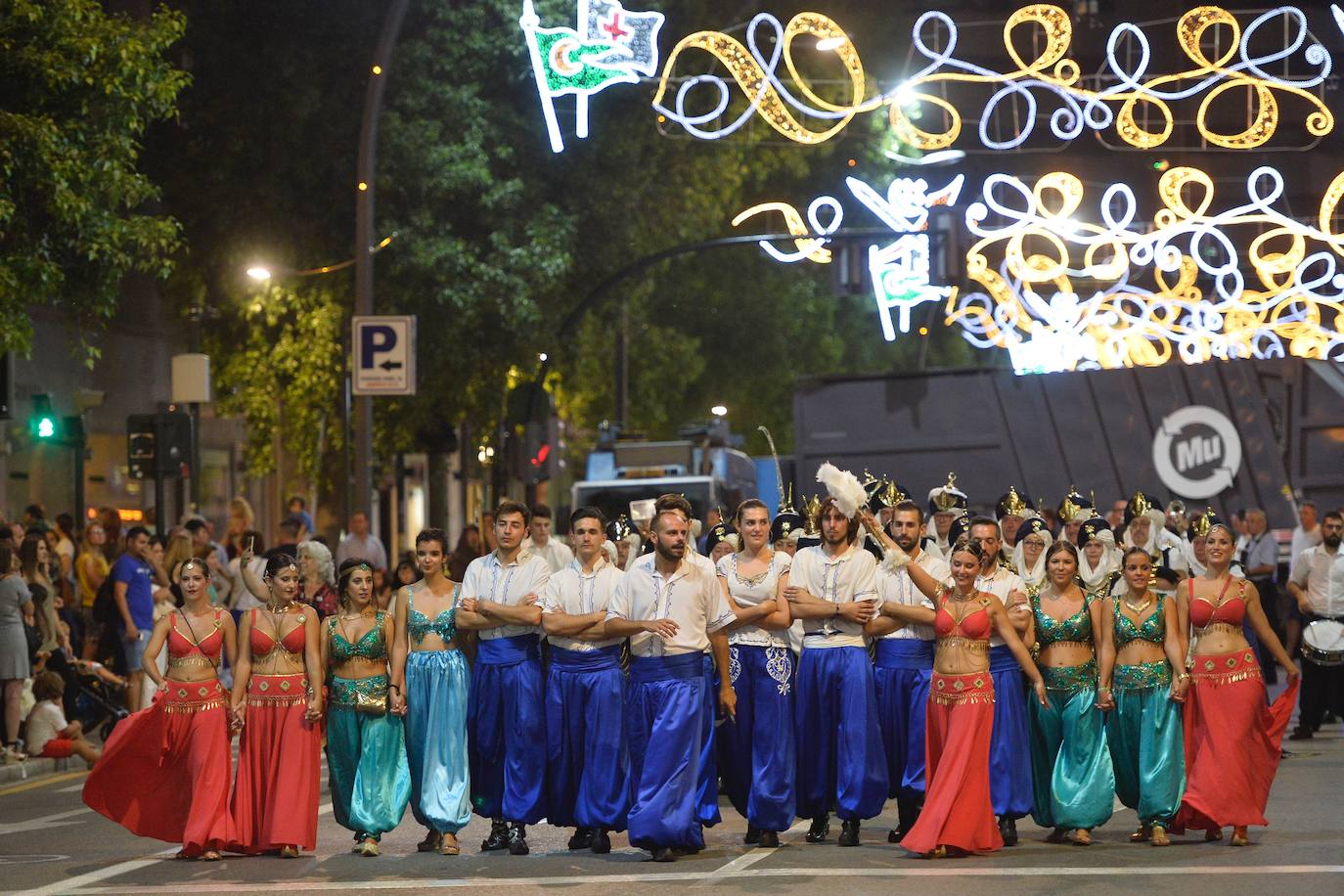 Con la plaza Belluga como escenario, medio centenar de festeros rememoran la conversión cristiana de Murcia.