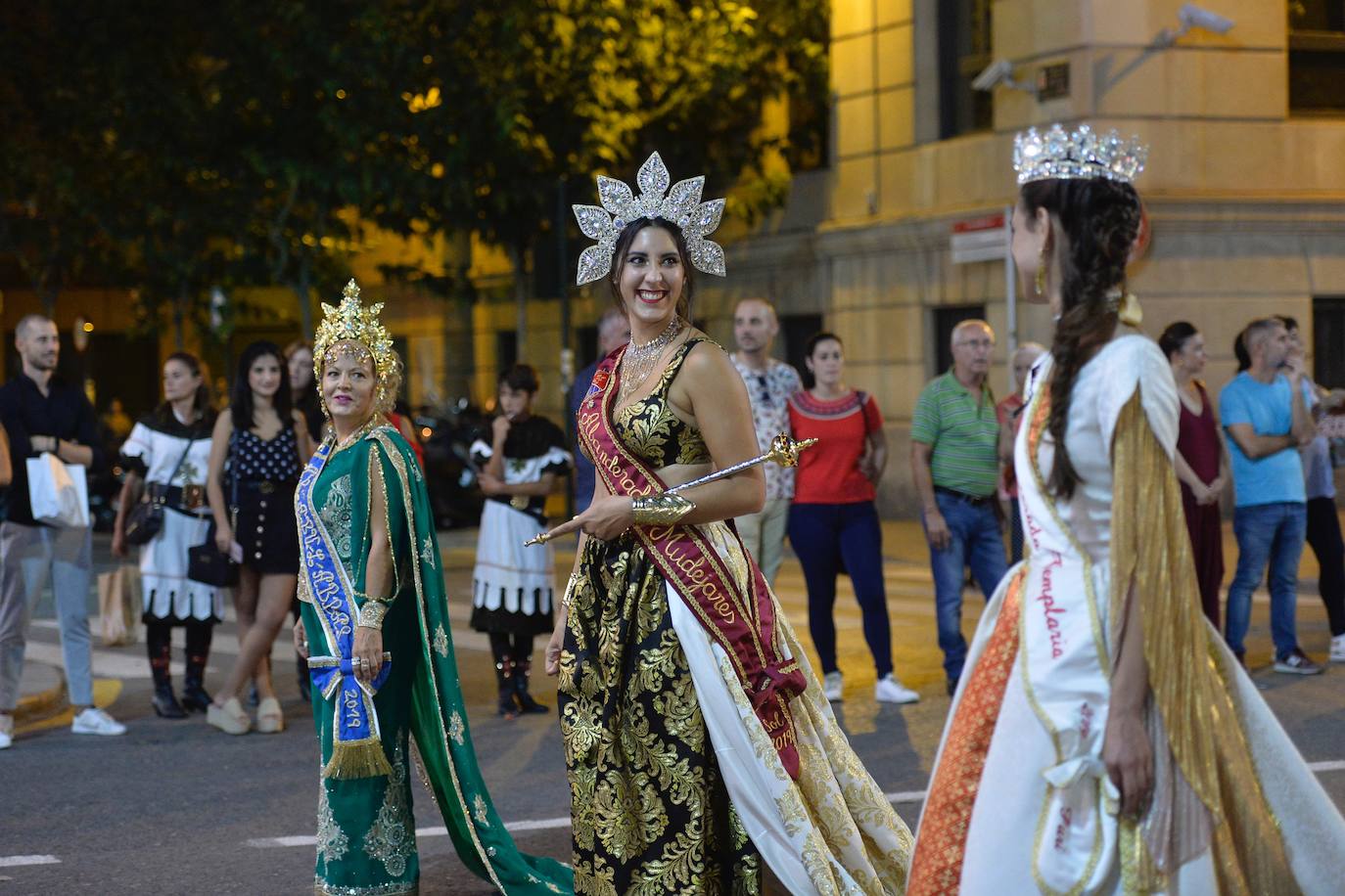 Con la plaza Belluga como escenario, medio centenar de festeros rememoran la conversión cristiana de Murcia.