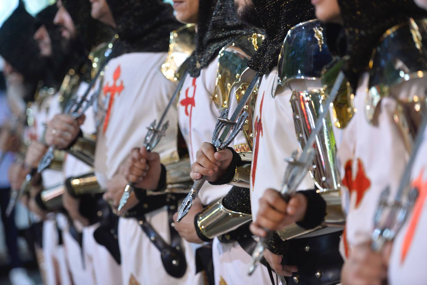 Con la plaza Belluga como escenario, medio centenar de festeros rememoran la conversión cristiana de Murcia.