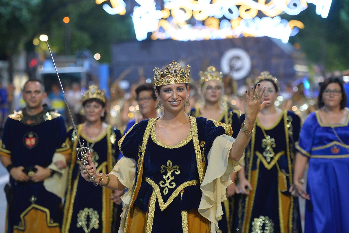 Con la plaza Belluga como escenario, medio centenar de festeros rememoran la conversión cristiana de Murcia.