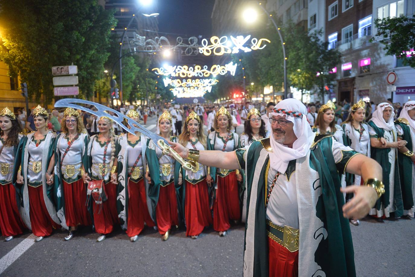 Con la plaza Belluga como escenario, medio centenar de festeros rememoran la conversión cristiana de Murcia.