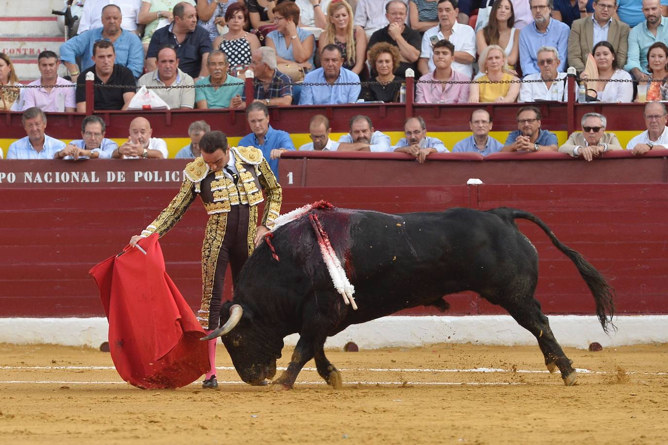 Enrique Ponce se marcha con un trofeo en la corrida del marte de la Feria de Murcia.