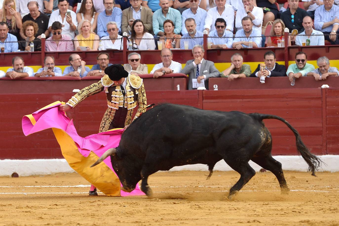 Enrique Ponce se marcha con un trofeo en la corrida del marte de la Feria de Murcia.