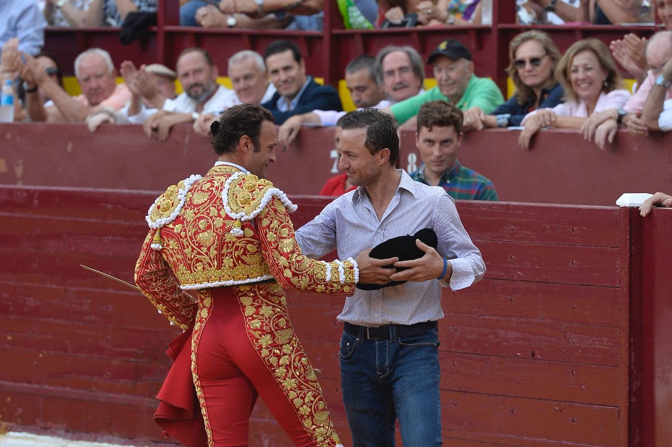 Enrique Ponce se marcha con un trofeo en la corrida del marte de la Feria de Murcia.