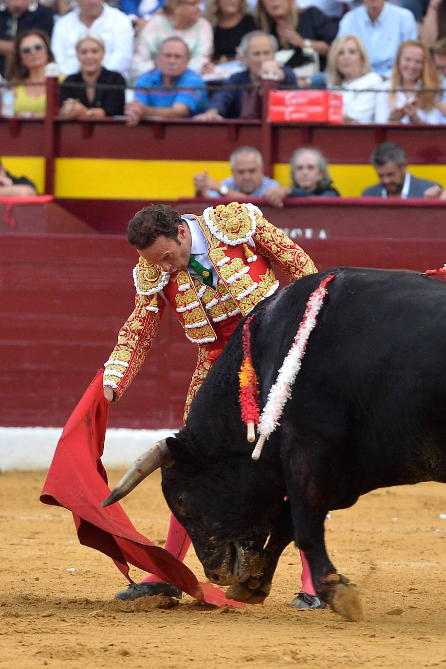 Enrique Ponce se marcha con un trofeo en la corrida del marte de la Feria de Murcia.