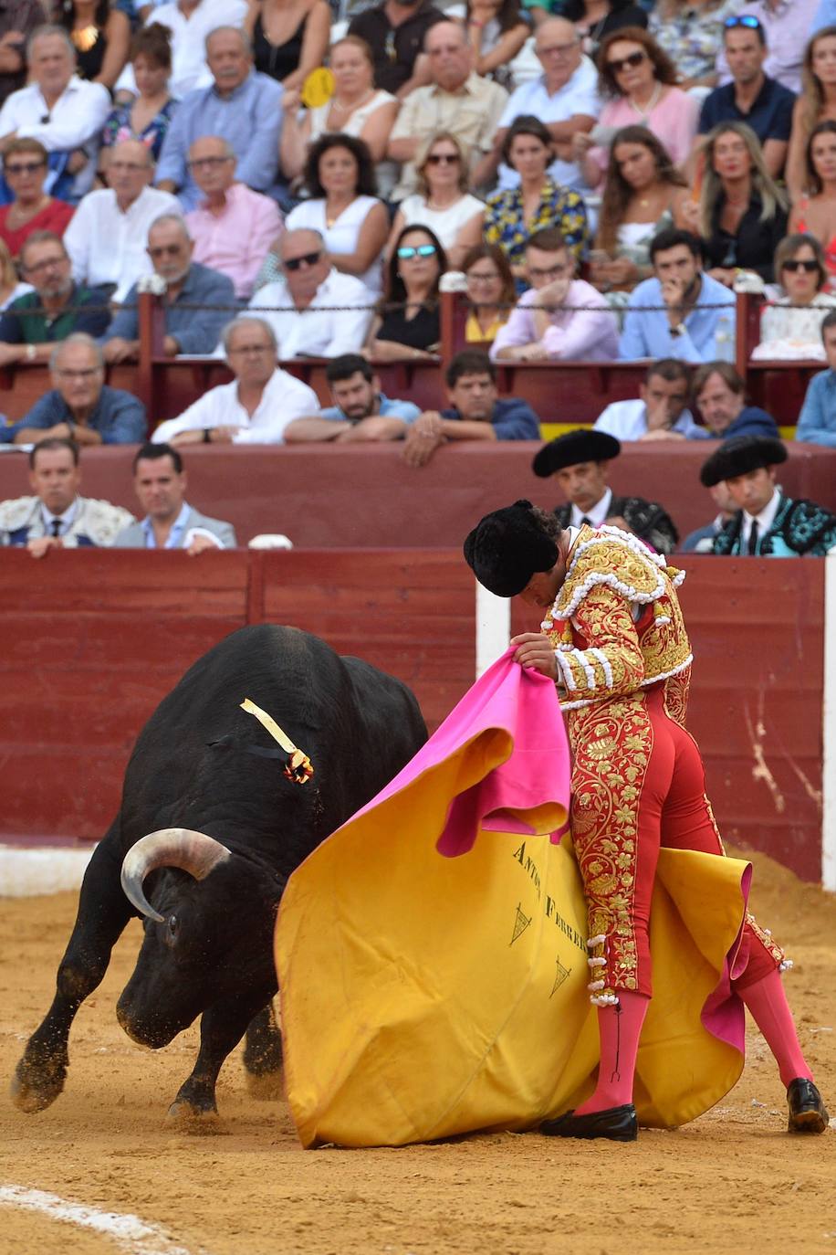 Enrique Ponce se marcha con un trofeo en la corrida del marte de la Feria de Murcia.