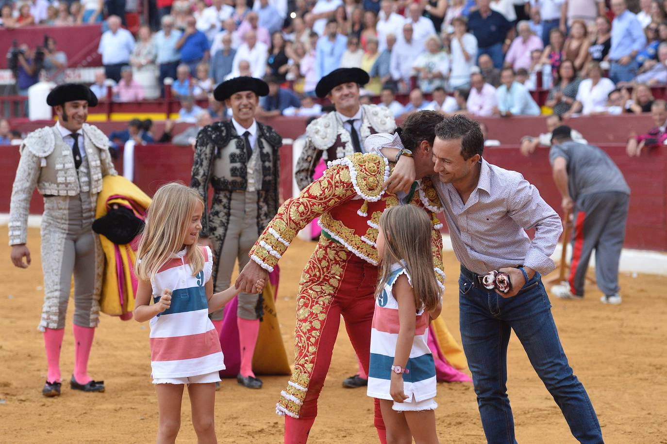 Enrique Ponce se marcha con un trofeo en la corrida del marte de la Feria de Murcia.