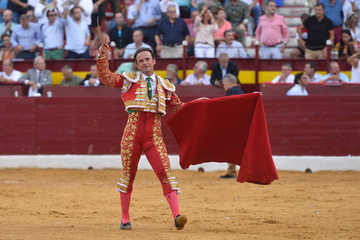 Enrique Ponce se marcha con un trofeo en la corrida del marte de la Feria de Murcia.