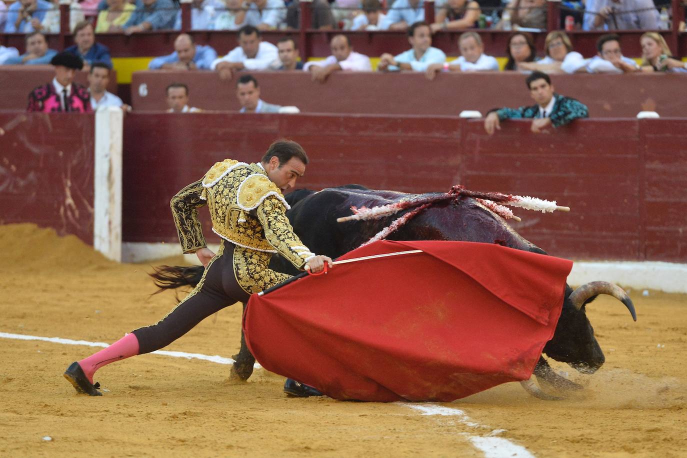 Enrique Ponce se marcha con un trofeo en la corrida del marte de la Feria de Murcia.