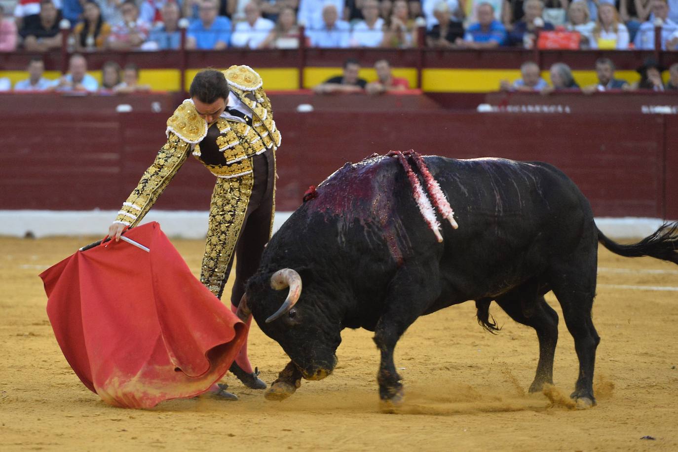 Enrique Ponce se marcha con un trofeo en la corrida del marte de la Feria de Murcia.