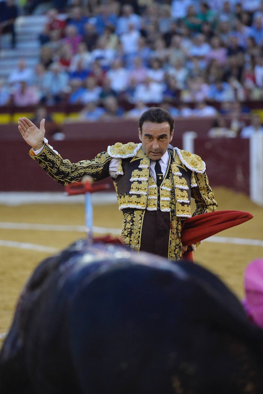 Enrique Ponce se marcha con un trofeo en la corrida del marte de la Feria de Murcia.