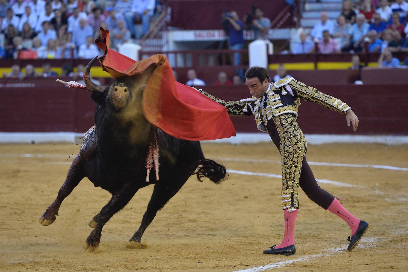 Enrique Ponce se marcha con un trofeo en la corrida del marte de la Feria de Murcia.