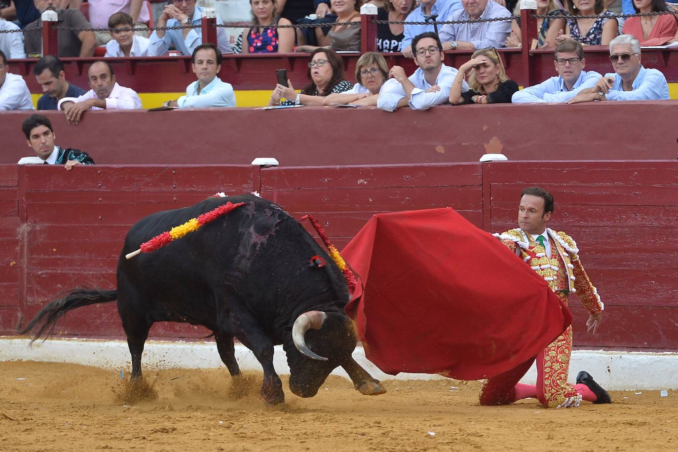 Enrique Ponce se marcha con un trofeo en la corrida del marte de la Feria de Murcia.