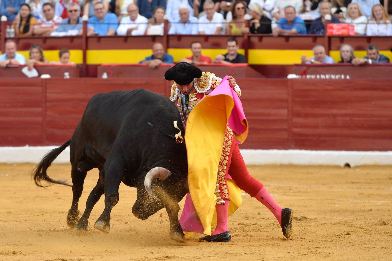 Enrique Ponce se marcha con un trofeo en la corrida del marte de la Feria de Murcia.