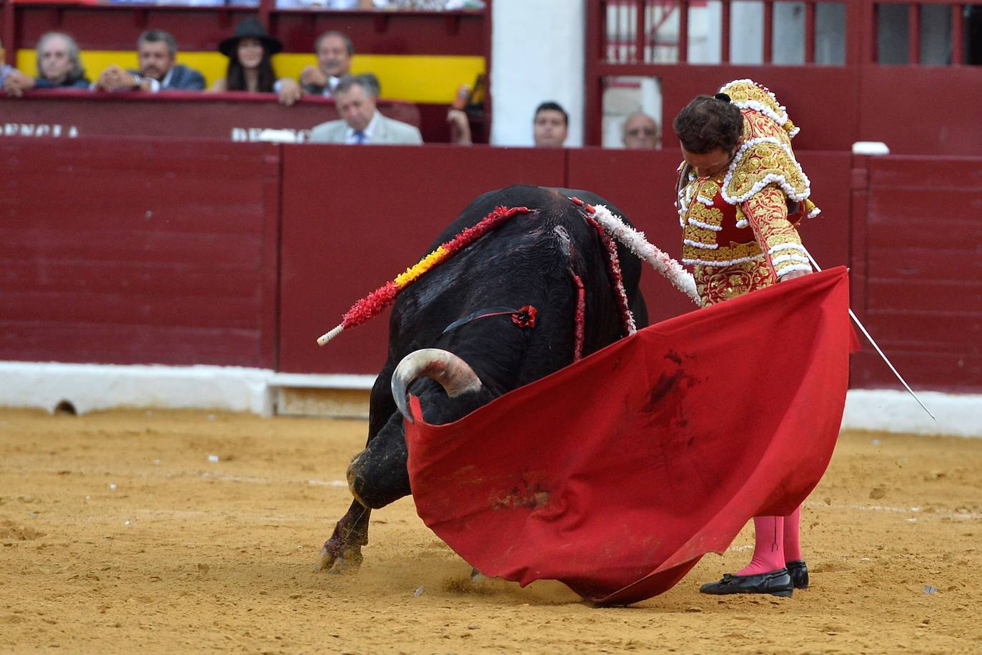 Enrique Ponce se marcha con un trofeo en la corrida del marte de la Feria de Murcia.