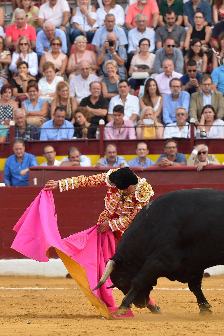 Enrique Ponce se marcha con un trofeo en la corrida del marte de la Feria de Murcia.