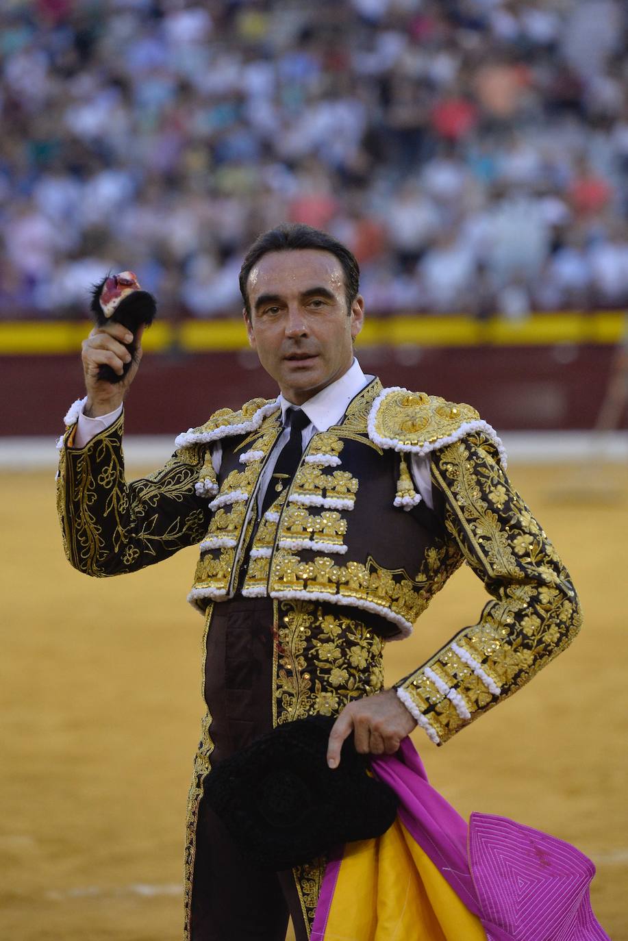 Enrique Ponce se marcha con un trofeo en la corrida del marte de la Feria de Murcia.