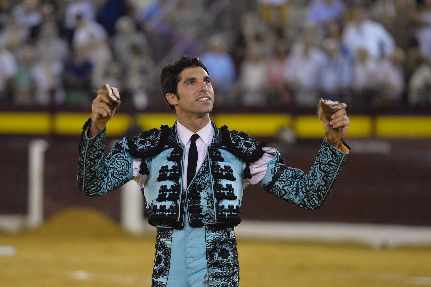 Enrique Ponce se marcha con un trofeo en la corrida del marte de la Feria de Murcia.