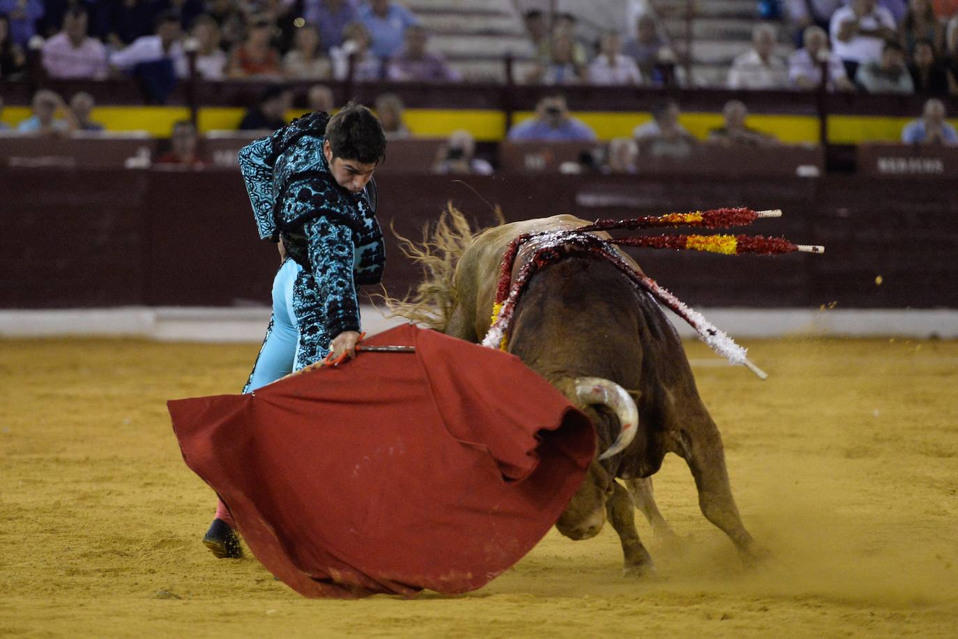 Enrique Ponce se marcha con un trofeo en la corrida del marte de la Feria de Murcia.