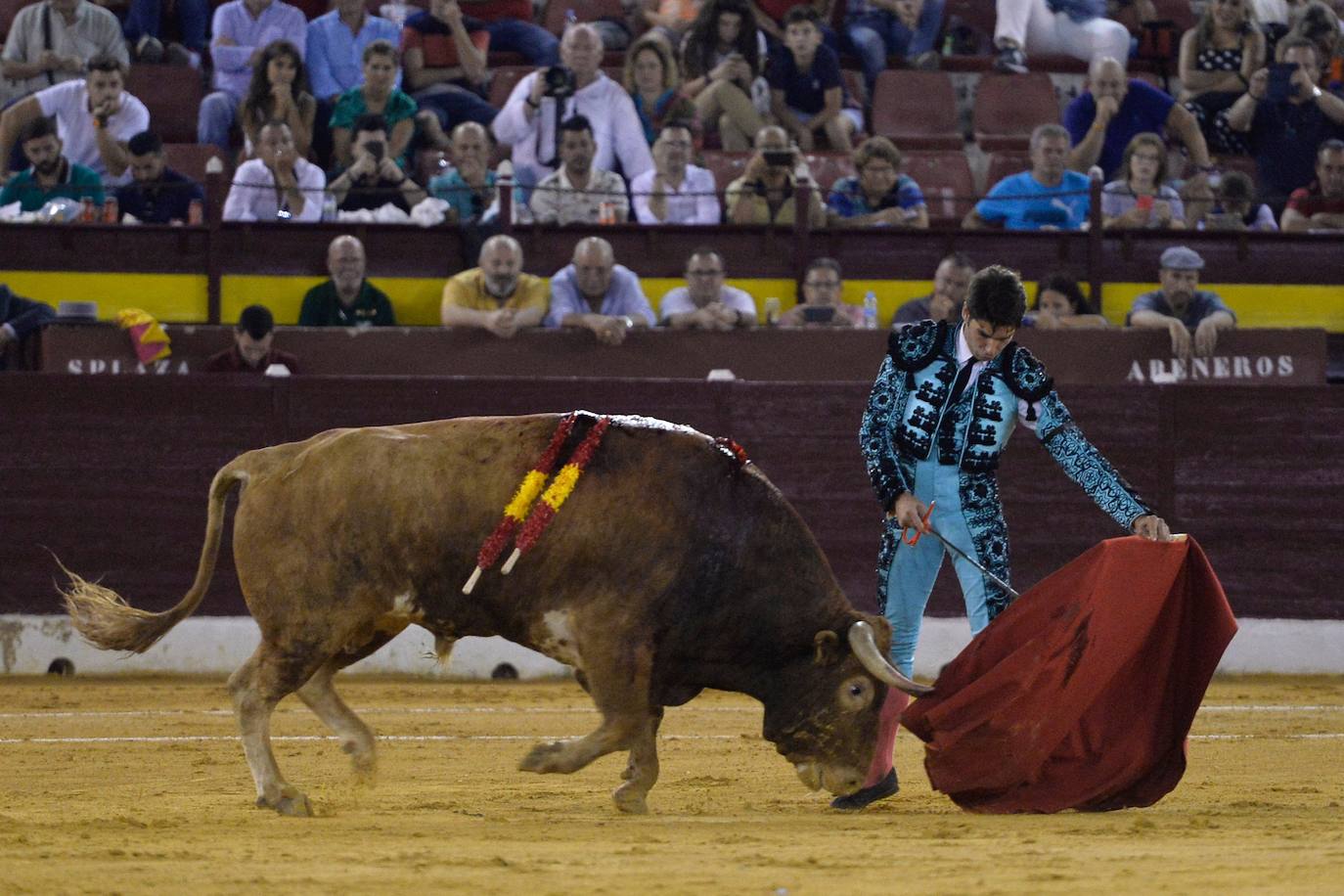 Enrique Ponce se marcha con un trofeo en la corrida del marte de la Feria de Murcia.