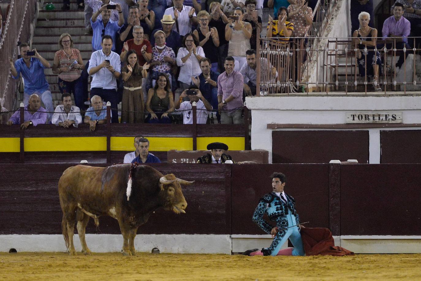 Enrique Ponce se marcha con un trofeo en la corrida del marte de la Feria de Murcia.