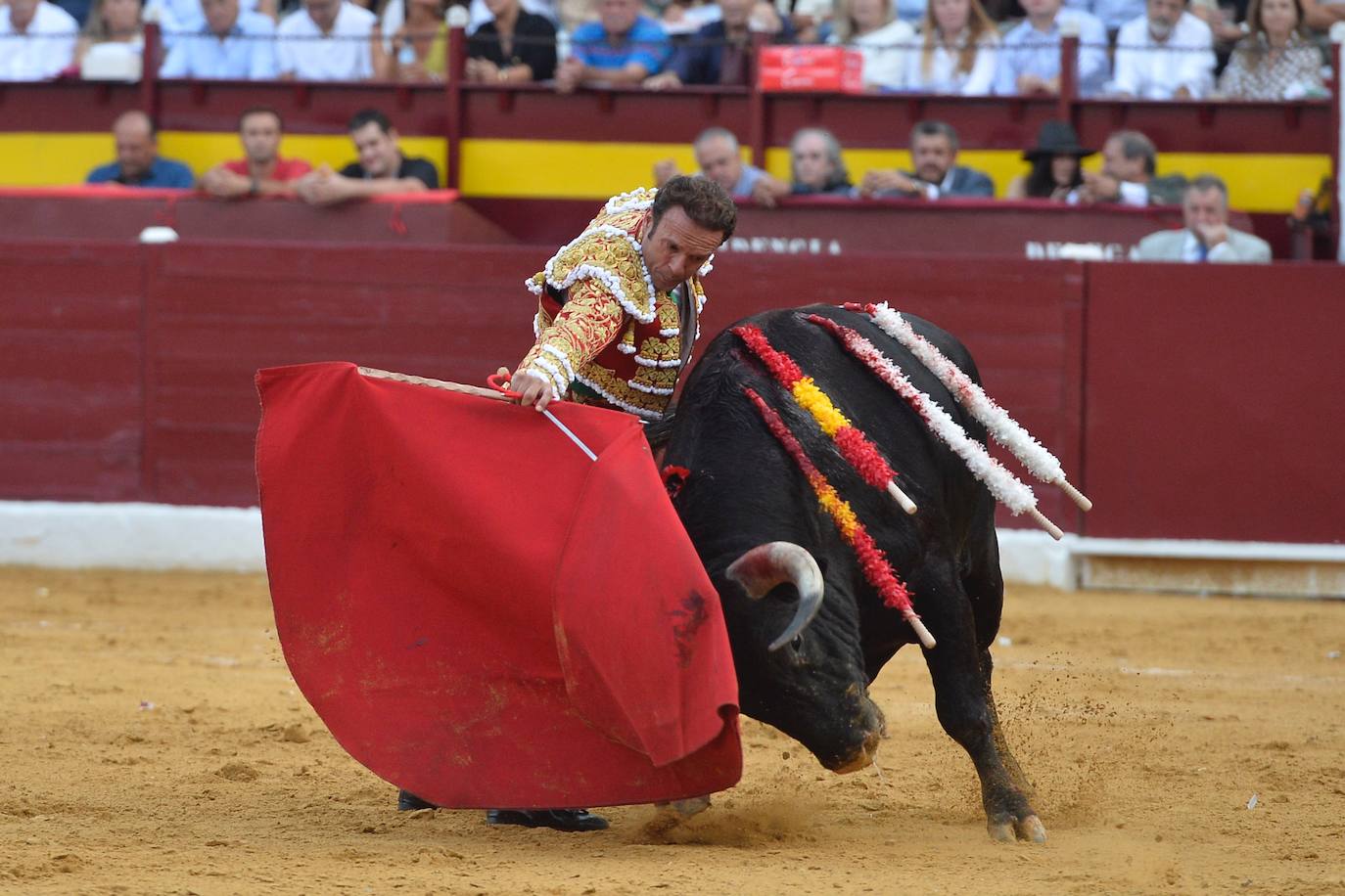 Enrique Ponce se marcha con un trofeo en la corrida del marte de la Feria de Murcia.