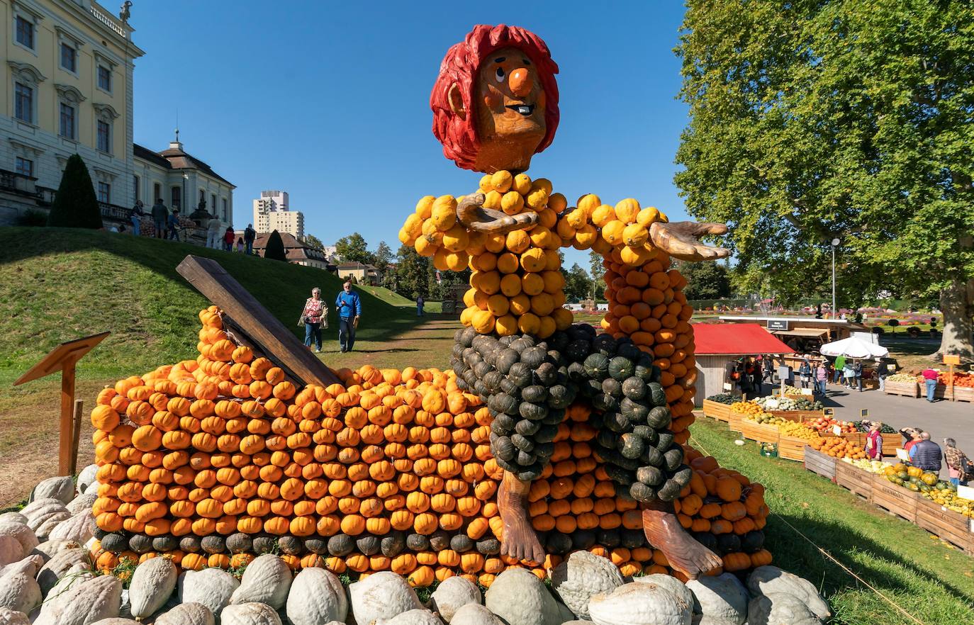 Cientos de calabazas se exhiben en los jardines del palacio barroco de Ludwigsburg, en Alemania, durante un festival que durará hasta el 3 de noviembre y que este año lleva por tema los cuentos de hadas. 