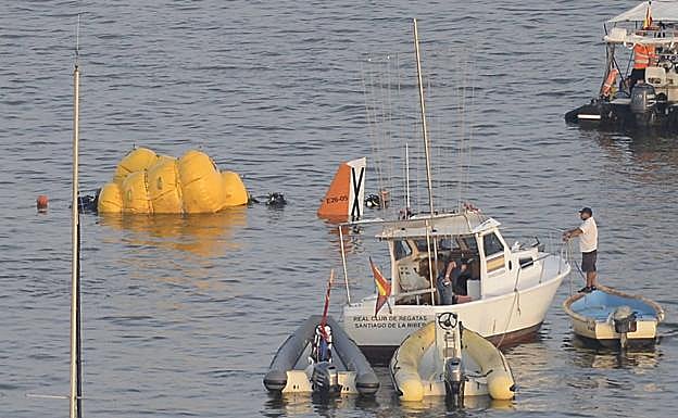 Trabajos de recuperación del avión, este miércoles. 