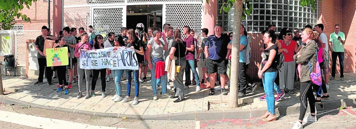 Decenas de estudiantes y padres se concentraron frente al instituto. 