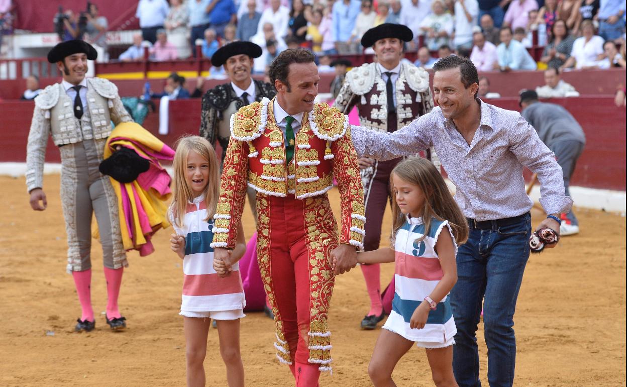 Las hija de Rafaelillo, Claudia y Valeria, dando la vuelta al ruedo con Antonio Ferrera. 
