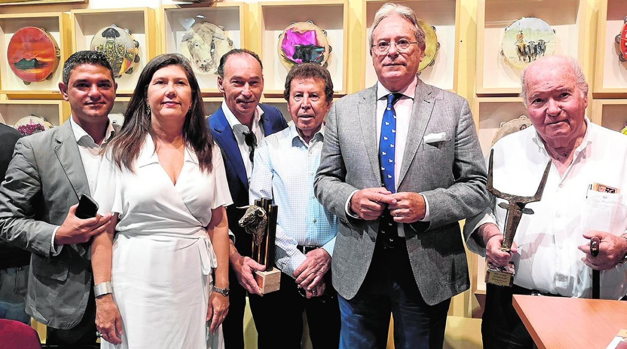 Bayona, María José Navarro, Liria, Mariano Molina, Alfonso Avilés y Victoriano del Río, en los 'aperitivos'. 