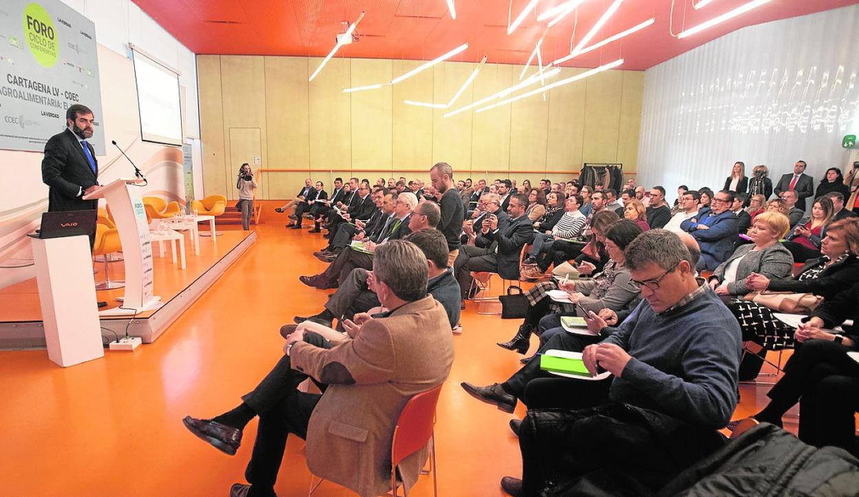 El presidente de COEC interviene ante una sala abarrotada en la anterior sesión. 