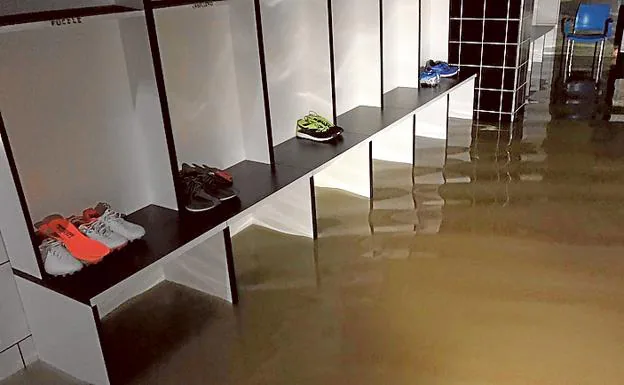 Imagen principal - El agua alcanzó medio metro en el vestuario local. | Entrada a la zona mixta. | El gimnasio, anegado.