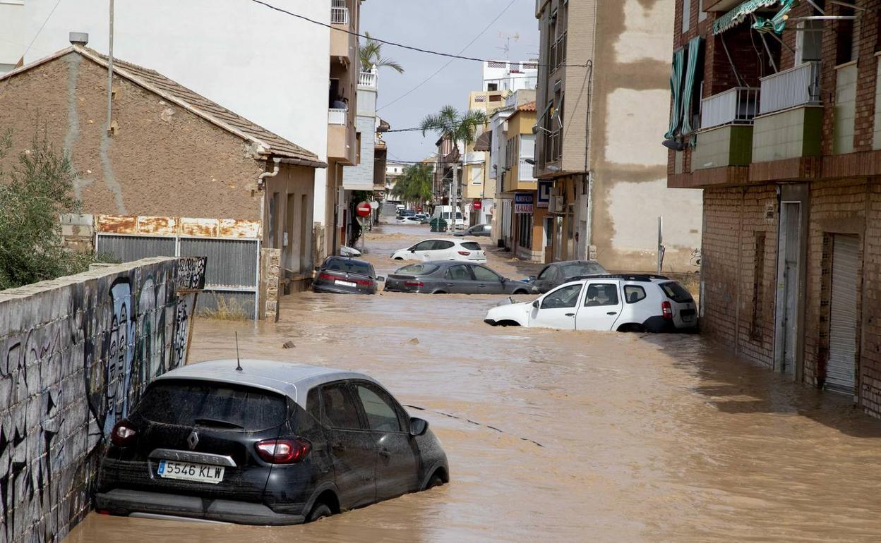 Una calle de Los Alcázares completamente anegada por el agua. 