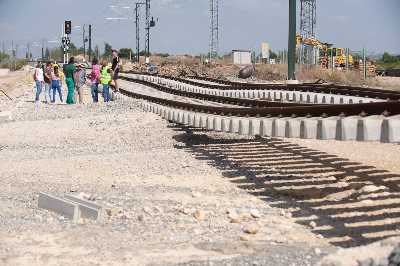 Denuncian que las vías están construidas sobre el cauce de la rambla de Tabala y que la obra multiplica la gravedad de los efectos de las lluvias.