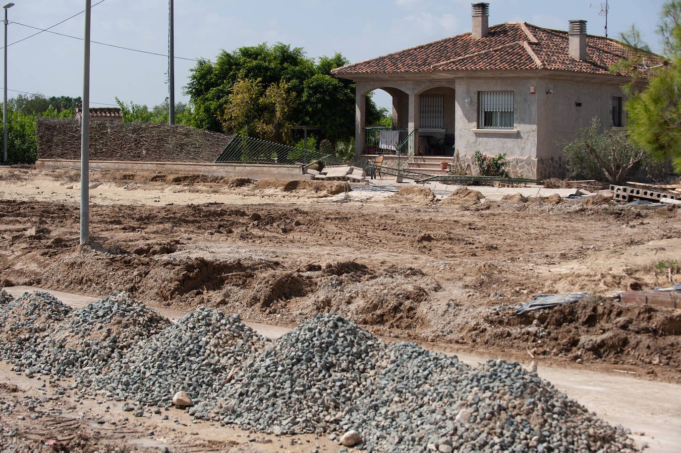 Denuncian que las vías están construidas sobre el cauce de la rambla de Tabala y que la obra multiplica la gravedad de los efectos de las lluvias.