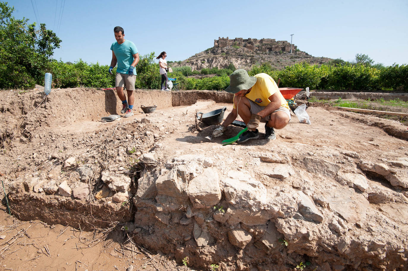 Un grupo de veinte arqueólogos comenzó a principios de este mes con los nuevos trabajos de excavación que continúan estudiando el Castillejo de Monteagudo