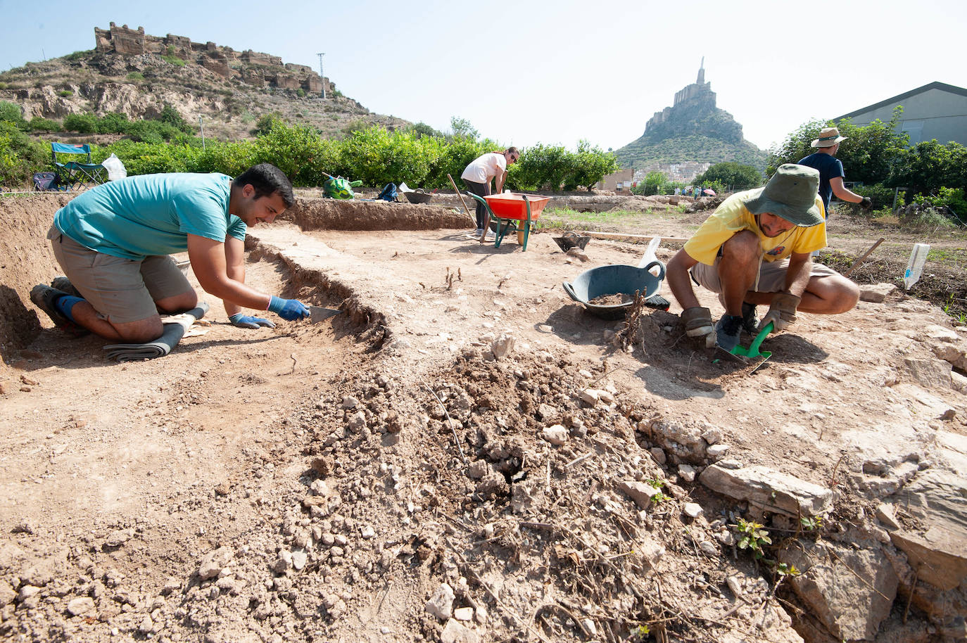 Un grupo de veinte arqueólogos comenzó a principios de este mes con los nuevos trabajos de excavación que continúan estudiando el Castillejo de Monteagudo